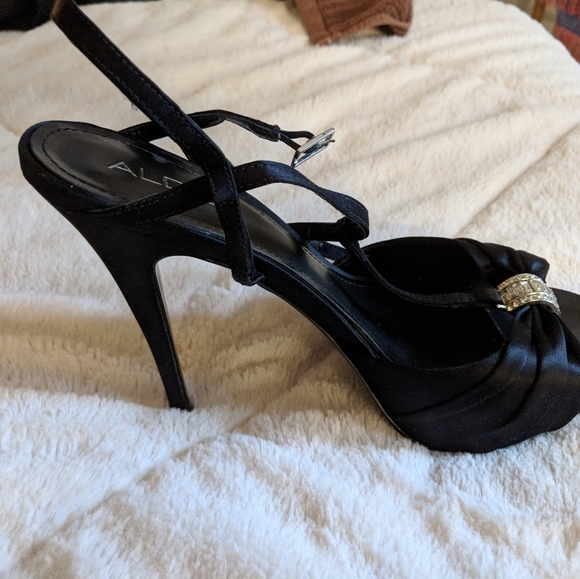 Black Satin pump with crystal detail Size 9 - Picture 5 of 9